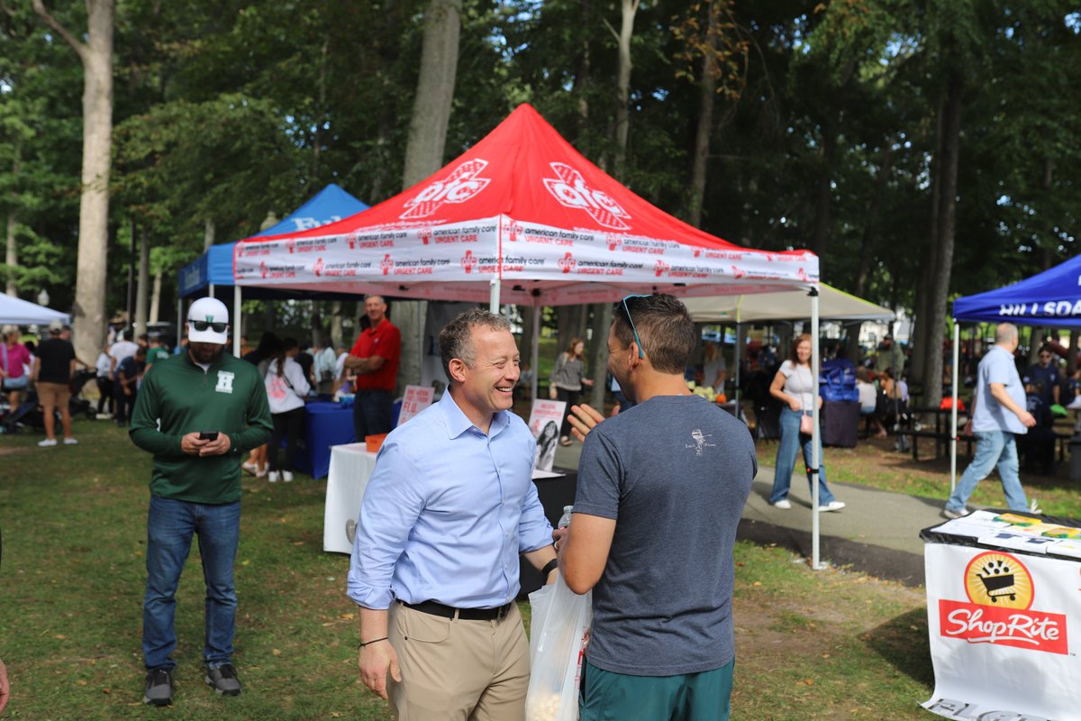 RepJoshG's tweet photo. Fall in North Jersey doesn't get any better than this! I had a great time at the Hillsdale Annual Fall Festival, spending the day with Jersey families, our local small business owners, and community leaders. This is what makes Hillsdale, and all of North Jersey, such a special place to call home.