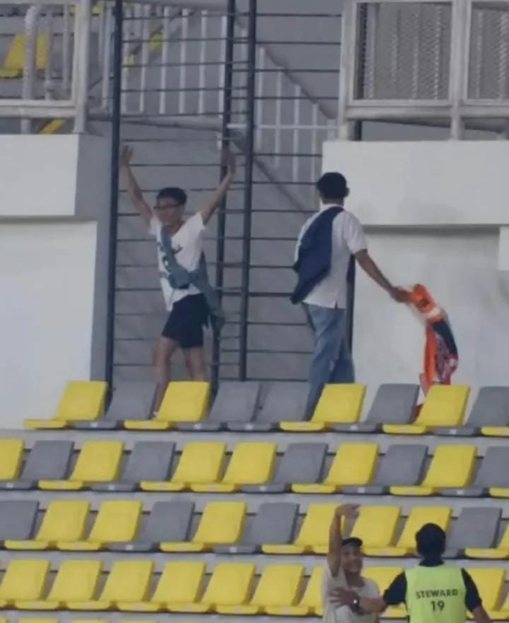 mcm_crew's tweet photo. Ini awal mula pertandingan persita vs persija diberhentikan ya? Bendera anak thejak di cabut kaya nantang gitu, awas aja media nyalahin kita yang duluan cari gara gara 😅 https://t.co/XK1qU1wvF9