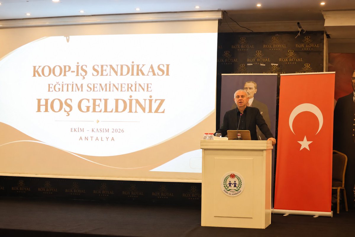 alemdareyup's tweet photo. 📍Sendikamızın örgütlü olduğu en büyük işyeri olan Millî Eğitim Bakanlığımızdaki temsilcilerimizle Antalya’da düzenlediğimiz Eğitim ve Taslak Toplantısında bir araya geldik.

🔹Toplantının açılışında, geçtiğimiz dönem kamu kesiminde imzaladığımız başarılı sözleşmeyle elde ettiğimiz kazanımları anlattım. Yeni dönem sözleşmemizde de üyelerimizin taleplerini ve beklentilerini dikkate alarak hedeflerimize ulaşacağımızı dile getirdim.

🔹Önümüzdeki dönemde önceliklerimiz olan; 11 ay 29 gün çalışma uygulamasının sona ermesi, daimi kadro, kamuya işçi alımı meselesi, nakil ve tayin hakkı ile meslek kodlarının düzeltilmesi konuları için mücadelemizi sürdüreceğimizin altını çizdim. 
"Geçmişte nasıl mücadele edip kazandıysak yine kazanacağız!" dedim.

🔹Yüksek enflasyon ve hayat pahalılığı karşısında işçilerin, memurların ve emeklilerin giderek yoksullaştığına dikkat çekerek sorumlusu olmadığımız krizlerin bedelinin çalışanlara ödetilmesini kabul etmediğimizi ifade ettim.

🔹Sendikaların emeğin, onurun, demokrasinin ve adaletin teminatı olduğunu vurgulayarak, emeği ve alın teriyle geçinen herkesin insan onuruna yaraşır bir yaşam sürmesi için sendikal örgütlenmenin önündeki engellerin kaldırılmasını gerektiğini söyledim.

🔹Sendikamızın son dönemde sosyal sendikacılık anlamında yaptığı çalışmaları anlatarak, büyük ve güçlü Koop-İş ailesinin bir parçası olan tüm üyelerimiz için bu çalışmalarımızı sürdüreceğimizi belirttim.

Toplantımıza katılan tüm temsilcilerimize teşekkür ediyor, eğitim ve taslak çalışmalarımızın başarılı geçmesini diliyorum.

@KOOPISSENDIKASI
@turkiskonf

#Koopİş #EyüpAlemdar #MilliEğitimBakanlığı #TopluİşSözleşmesi  #VergideAdalet #TÜRKİŞ