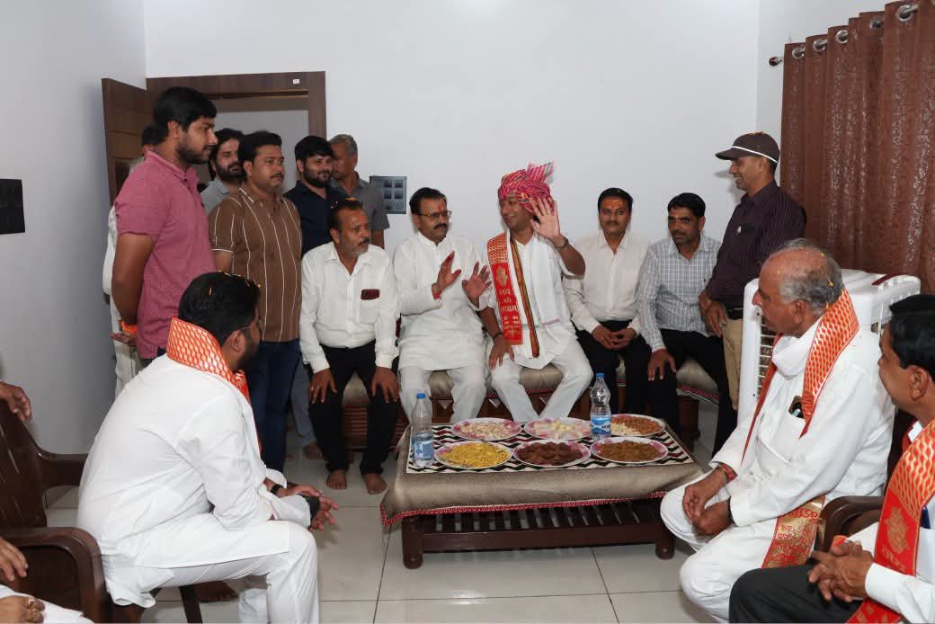 JVSinghINC's tweet photo. हरे राम हरे राम, राम राम हरे हरे।
हरे कृष्ण हरे कृष्ण, कृष्ण कृष्ण हरे हरे। 

आज ग्राम गोविन्दपुरा में श्री रामभरोसा मीणा जी के निवास पर आयोजित रामधुन के समापन कार्यक्रम एवं ग्राम दीतलवाड़ा में जिला पंचायत सदस्य श्री भगवान सिंह मीना जी व समस्त परिवार द्वारा आयोजित हरे राम–हरे कृष्ण संकीर्तन में सम्मिलित होकर भक्ति सत्संग का पुण्य लाभ प्राप्त किया।
इस पावन अवसर पर श्री हनुमान मंदिर, गोविन्दपुरा के मंदिर प्रांगण में नवनिर्मित टीन शेड का लोकार्पण करने का सुअवसर मिला।
प्रभु श्रीराम एवं भगवान श्रीकृष्ण की कृपा सभी ग्रामवासियों पर सदैव बनी रहे। 
जय श्रीराम! जय श्रीकृष्ण!