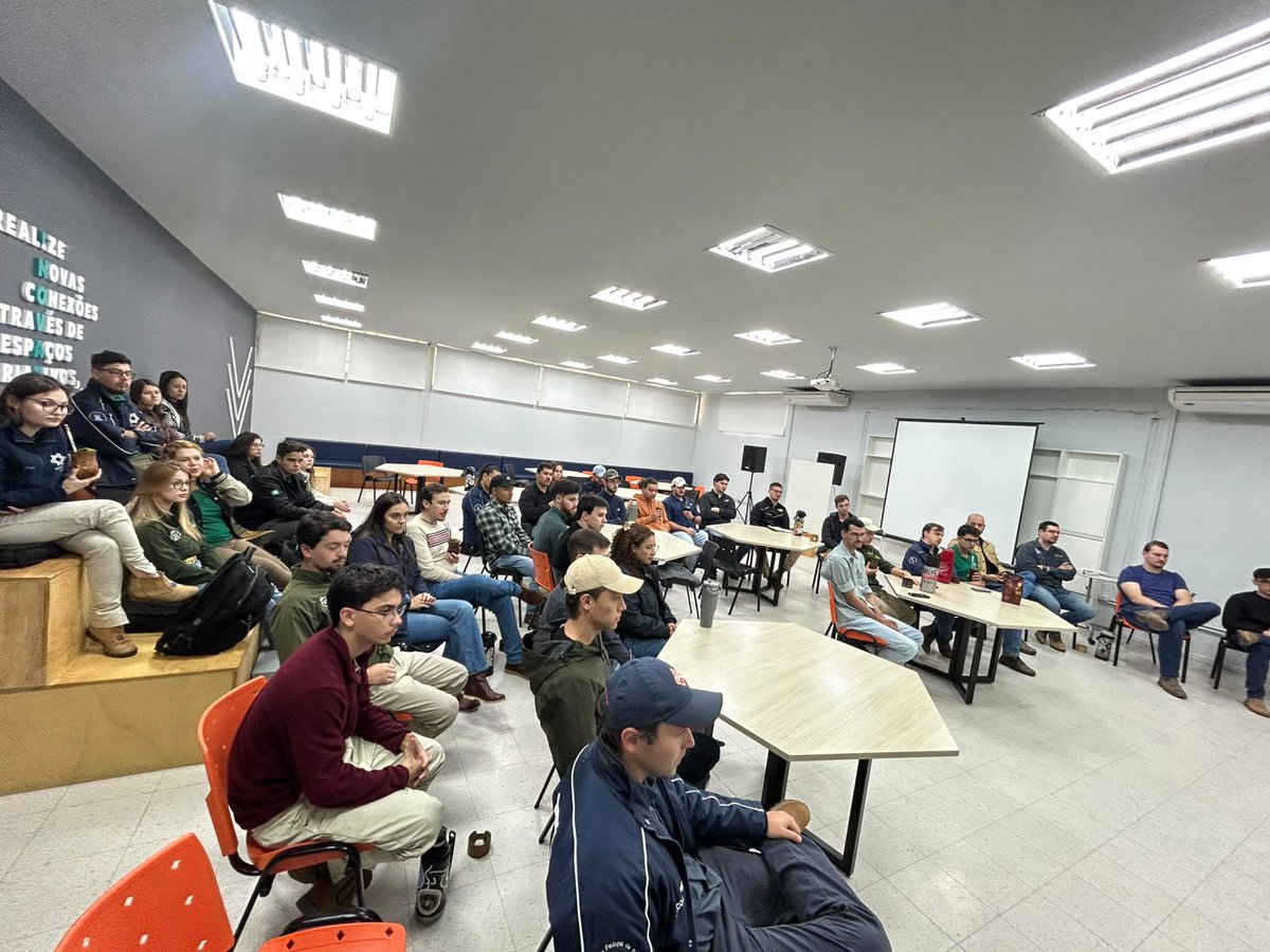 efieldcrops's tweet photo. UFSM ALÉM DO ARCO 🌱🚀

Hoje, na aula de Agricultura Especial II, coordenada pelo Prof. Dr. Alencar Zanon.

Agradecemos muito ao Solon, Simone e Antonio pela disponibilidade de compartilhar seu conhecimento adquirido ao longo dos anos! https://t.co/7wSWBEsUNn