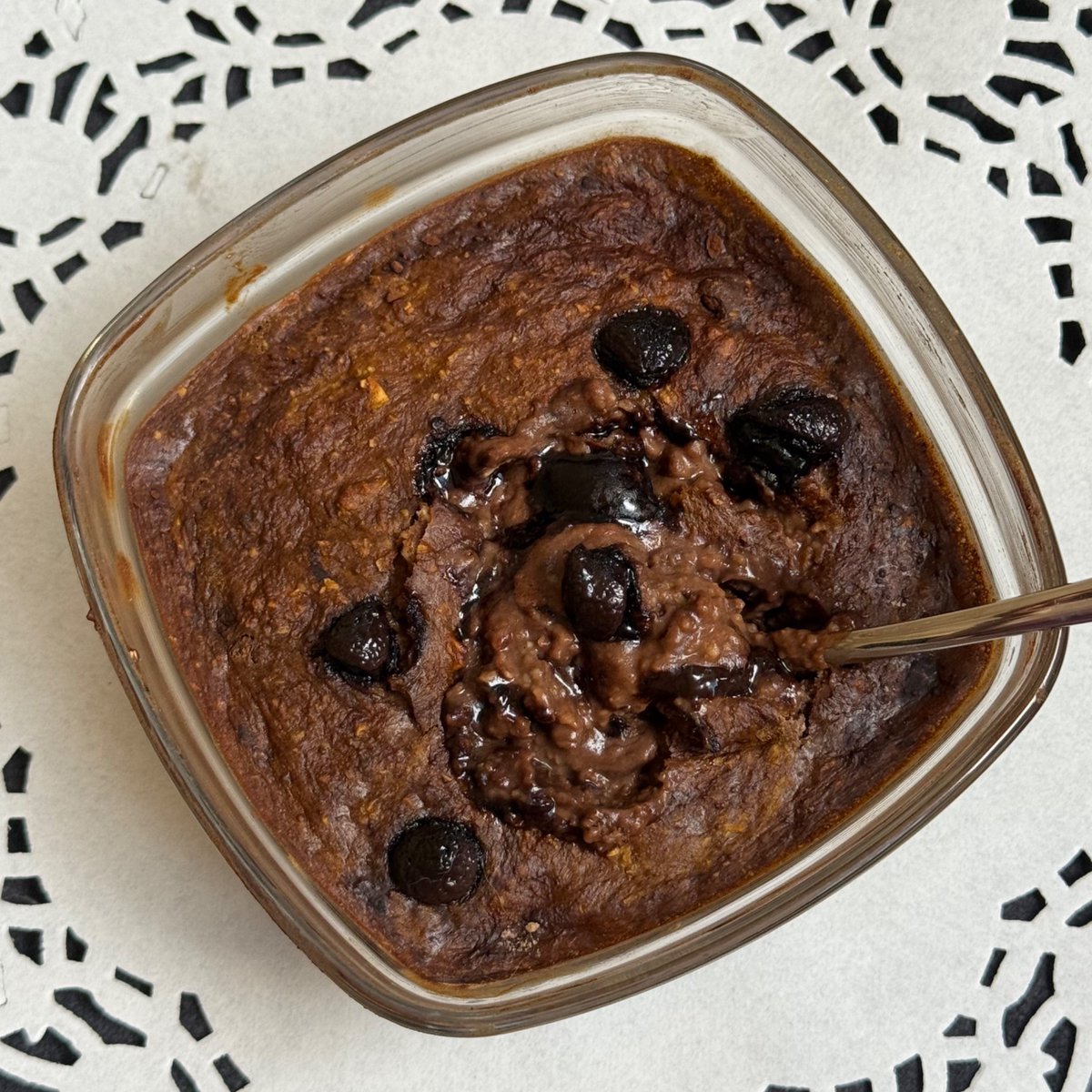 ace_elliee's tweet photo. Today’s breakfast was brownies baked oats!! (๑ᴖ◡ᴖ๑)~♡
Excuse the bad photo, however it was super yummzyyyy!!! 
Also it’s a bit orange in color cause I used pumpkin puree >\\<

230cals | 14.6g protein | 5.7g fiber
[266cals | 18.9g protein with the coffee] https://t.co/SQ3THLYjCt