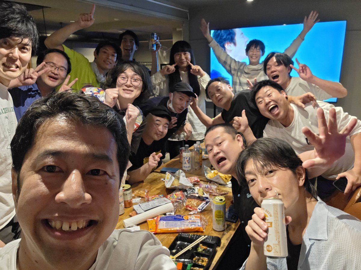 westiguchi's tweet photo. みんなで観ました！！！
#キングオブコント https://t.co/UXZieeH75b