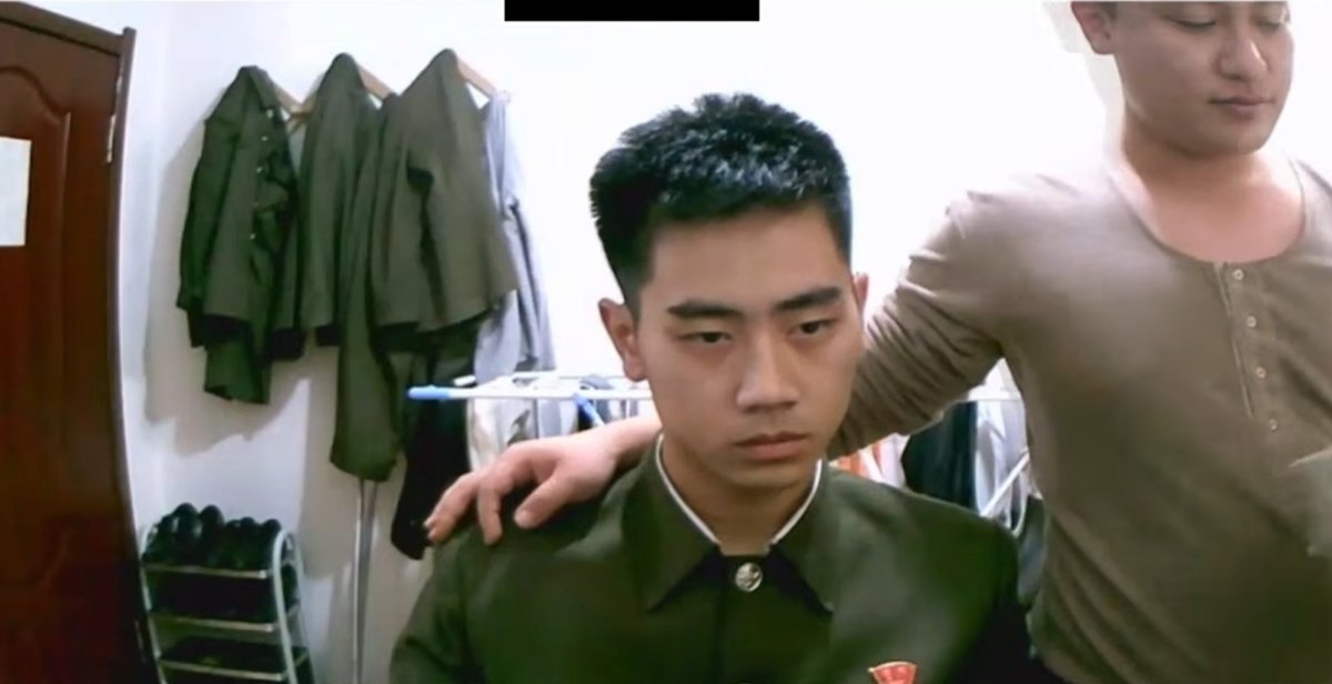 secondfloor's tweet photo. 黑客也有被黑的一天。

荷兰反诈博主 Deeveeaaar 黑进了一群朝鲜"远程程序员"的电脑，打开摄像头——对面是几个穿朝鲜军装的年轻人，当场僵住。

这帮人平时在领英上装求职者，用 AI 编简历、开 VPN 藏位置，混进欧美公司后偷数据、偷加密货币，上缴平壤。

这不是孤例：美、日、韩等十一国今年7月联合警告，朝鲜"IT 工人"计划2024年一年就给平壤搞了约8亿美元。

等下，这骗子桌面怎么还有CS游戏？？🤪