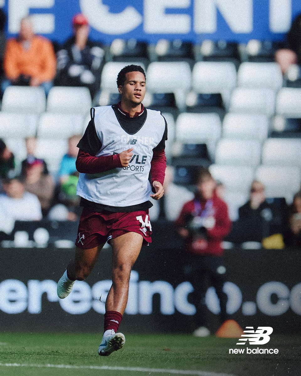 WestHam's tweet photo. 10 minutes out ⏳ 

@NBFootball ⚽️ https://t.co/4r8T6rbH02