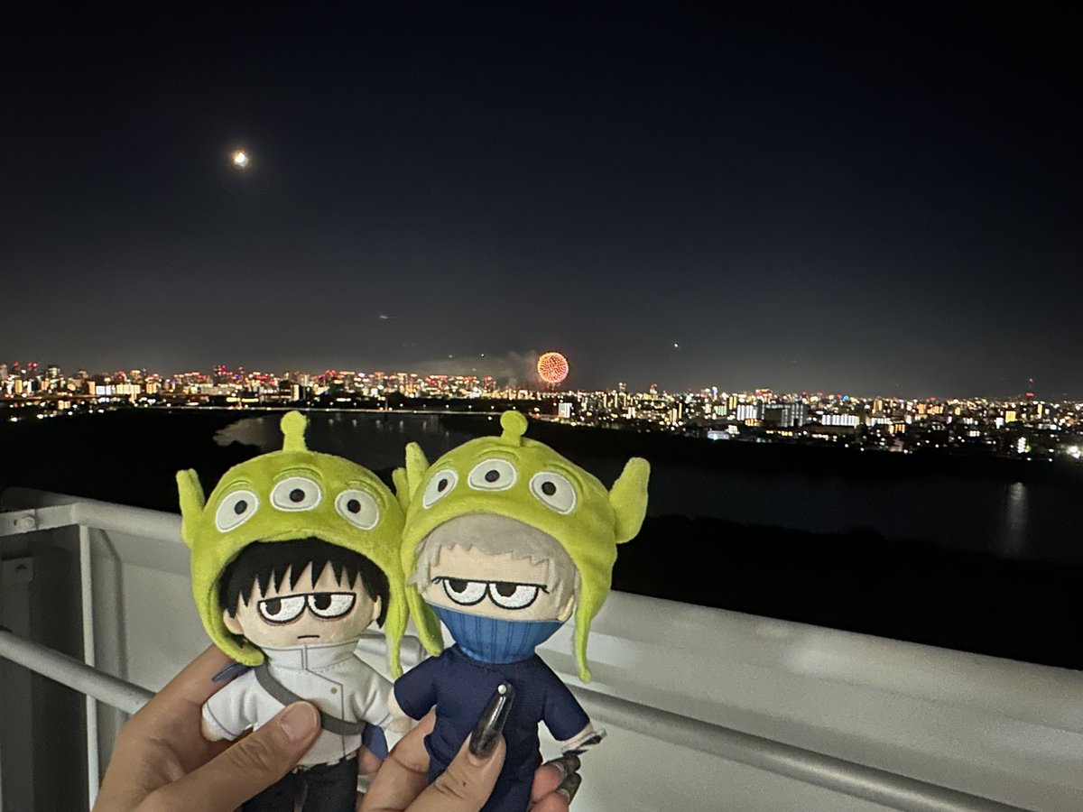 c07c02s07's tweet photo. おいしい〜屋台がてんこもりっ🎵

地元はお祭りで奥の方で花火大会🎆
屋台ご飯食べながら花火みて乾杯🍻 https://t.co/k5SXP34oAP