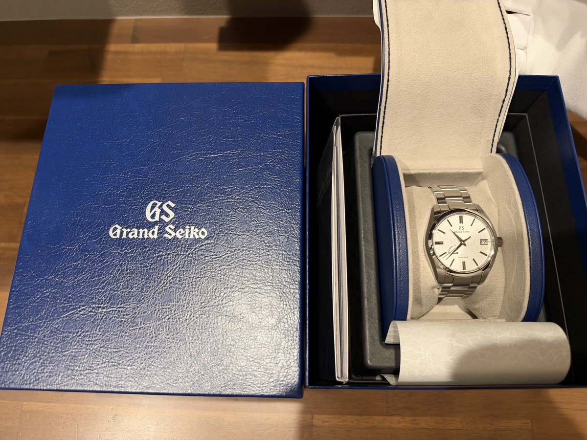 maltachrono's tweet photo. 貯まったJCBポイントを全てギフトカードに交換して買ったグランドセイコーsbga465。雪白モデル(チタン製)のステンレス版みたいな時計です。銀行みたいなお堅いところに行くときは、あえてコレをつけていきます。　#グランドセイコー  #sbga465 https://t.co/NRLQmpdeaX