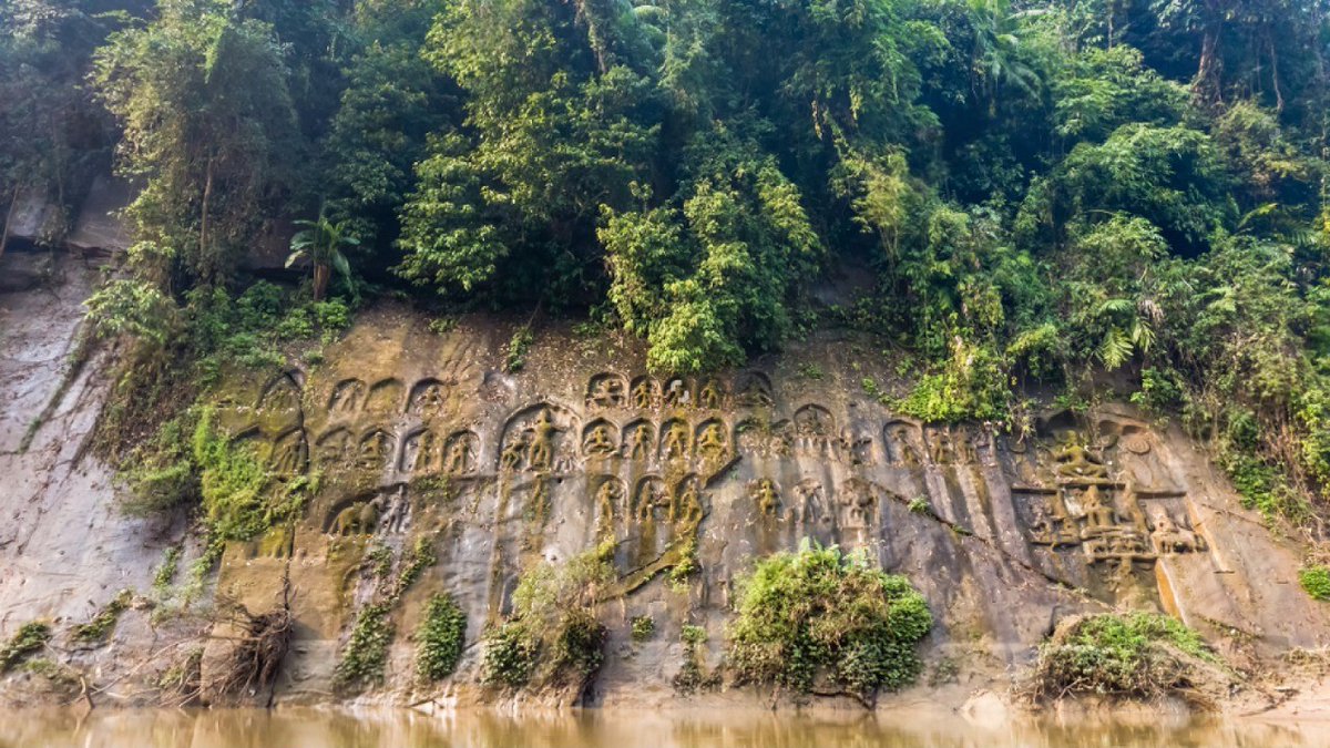 IndiaAesthetica's tweet photo. 600 years old rock carvings of Goddess Durga &amp; other deities in the lush forest of Devtamura, Tripura 🕉️🦁🌳 🇮🇳 https://t.co/DvC9MERjKA