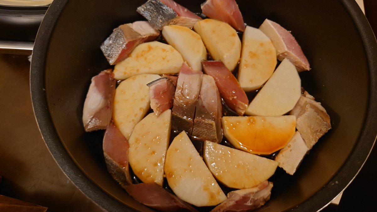 bzenneko1004's tweet photo. 出張続きだったので冷蔵庫食材消費
深夜のぶり大根仕込み
生姜がチューブしかないので片はニンニクで代用するか

見たか決意のコンバート！
米野ホームイン！5対3！
みたいな😸 https://t.co/rURE9JJC9Q