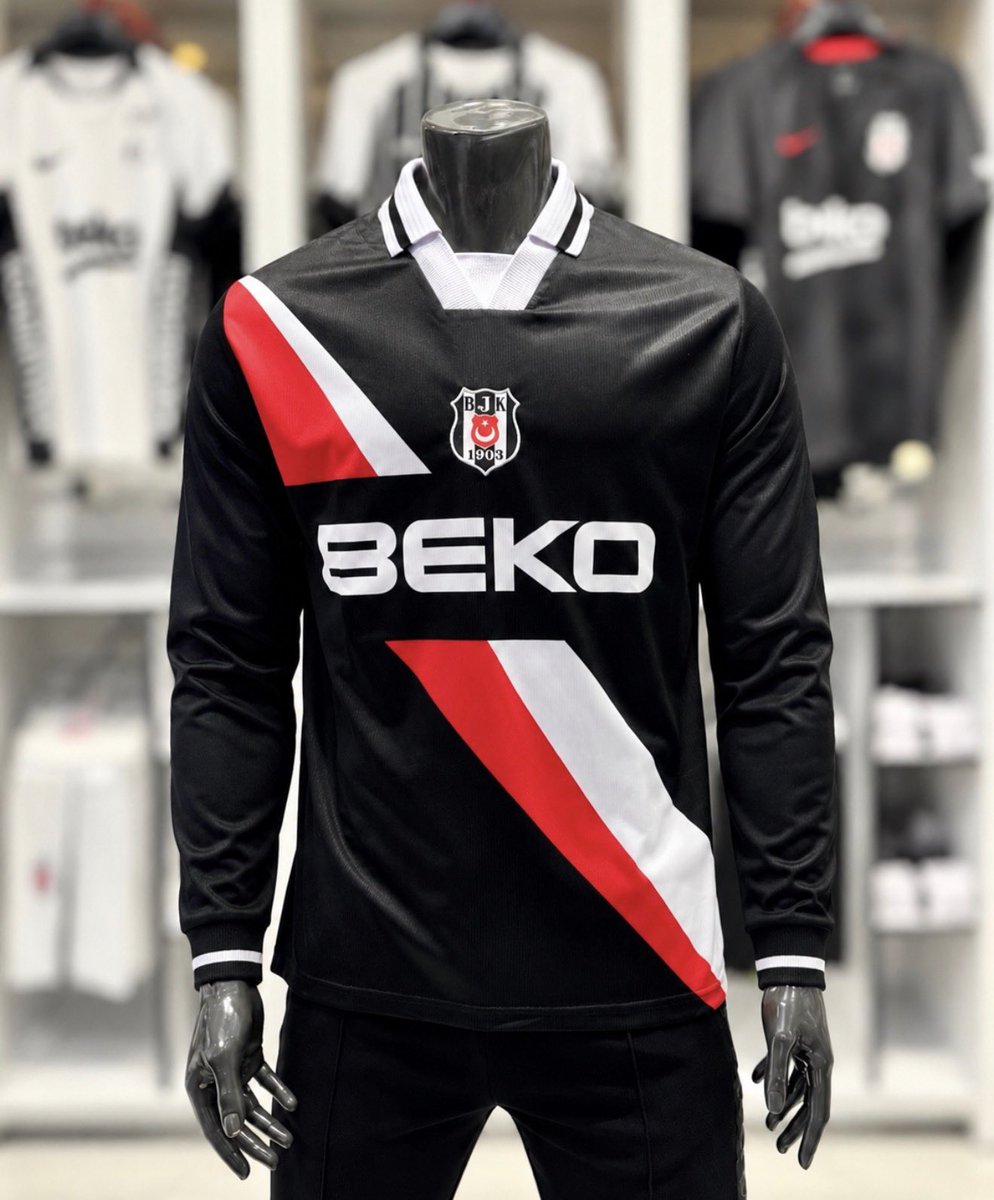viaporttkrtlyvs's tweet photo. Uzun kollu Retro formayı inanılmaz  soran ve yazan taraftarlarımız var … 🖤🤍

Doğrusunu söylemek gerekirse bu ısrarınızda çok haklısınız… 💯💯💯

Bizcede Gerçekten mükemmel görünüyor…❤️❤️

🫵Senin yorumun bizim için değerli….
      Sence oradan nasıl görünüyoruz?? https://t.co/PQPa8BxGlQ
