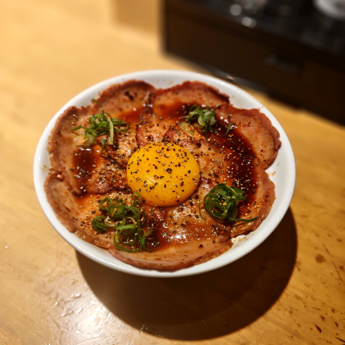kani_tama's tweet photo. 昔懐かしくもないような塩ラーメン
焼豚丼
見た目はてっぺんのなると&小松菜がさりげなくレトロて感じなんですが、スープを一口飲むと魚介と香味油の風味がガツンとくるモダンな一杯。中太麺との相性もよくすげーおいしかったです、ごちそうさまでした!
#ふじ屋NOODLE
#FUJIYER
#HIRAMER https://t.co/O9cYFWLVs9