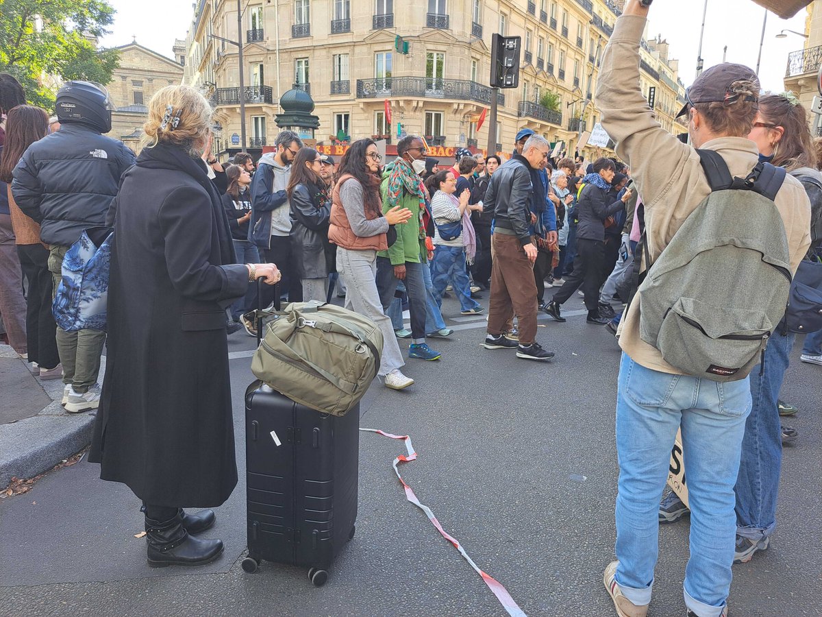 franceinfo's tweet photo. 🔴 Mobilisation du 17 octobre : 

Sur le boulevard Magenta à Paris, au niveau de la gare du Nord, des touristes s'arrêtent pour regarder le cortège.

" C'est contre quoi ?", demande un couple d'Irlandais.
" C'est pas contre, c'est pour. Pour un avenir. Un avenir meilleur", répond une lycéenne

📷@Raphaelgodet