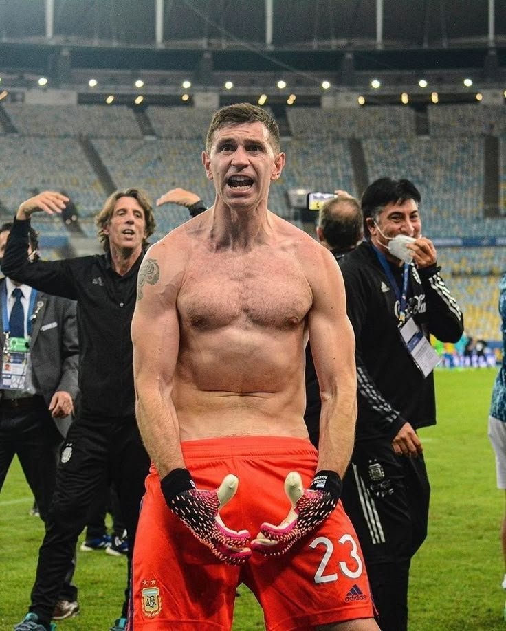 Mosesedosa01's tweet photo. Emiliano Martinez... https://t.co/OR8oAdZMBu