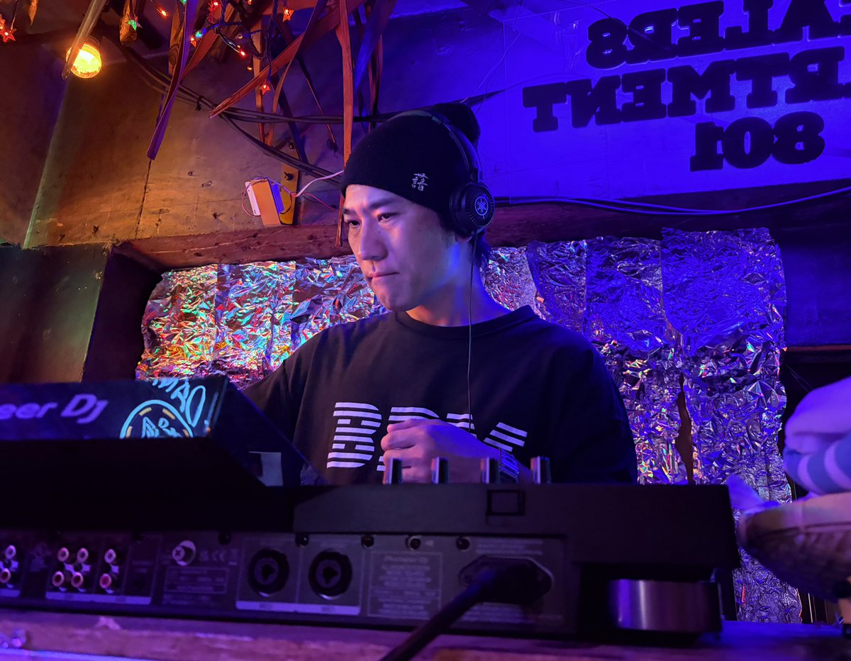 sogami__chan's tweet photo. ラーチャンのお二人+Barracks

@die10
@n_pine_tree
@Barracks_dj https://t.co/HqFRCOk3Ut