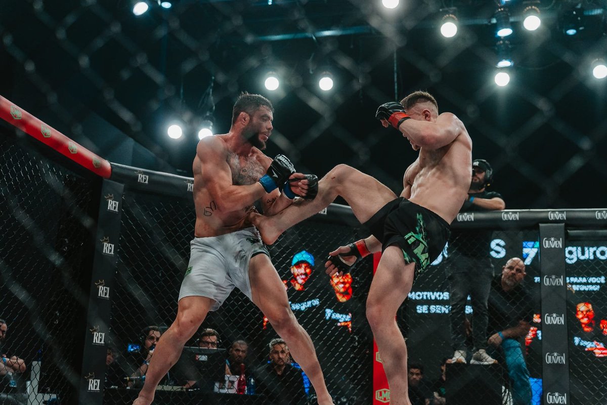 ligamonstroofc's tweet photo. GABRIEL ALEMÃO x ADOLPHO GAÚCHO
Gabriel dominou com quedas, controle no chão e ground and pound. Decisão unânime e uma atuação de respeito no peso casado 80kg. #LMC3 https://t.co/EB0NUA2rQt