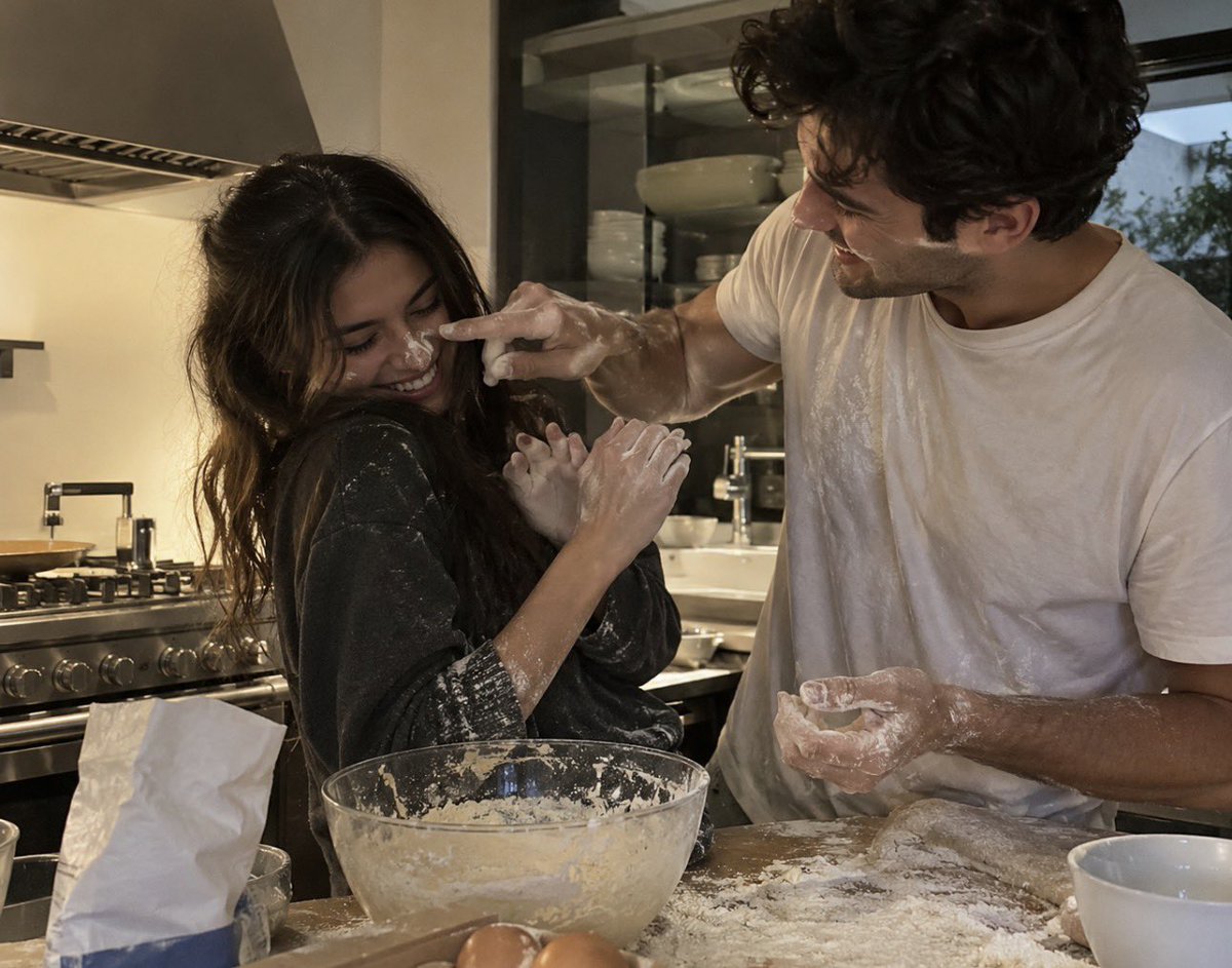 1leio's tweet photo. baking together https://t.co/CxgPH2RoA8