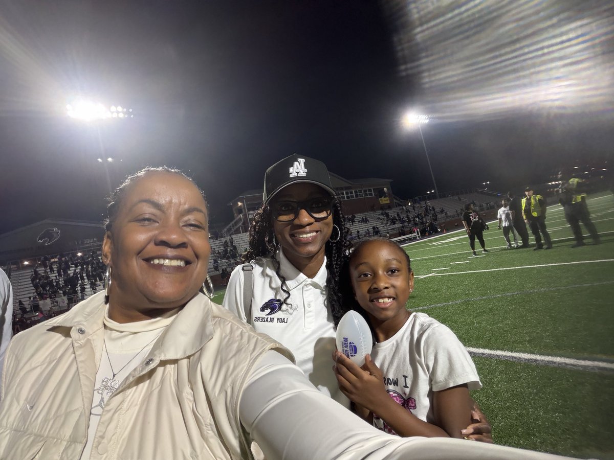 DrJDGspr92's tweet photo. There’s no place like home @RidgeViewF_Ball . @HowDMathG Tre had a game last night!!! Great game between Sumter and Ridge View. #Family @DubardSerino https://t.co/RoBj1kso2Q