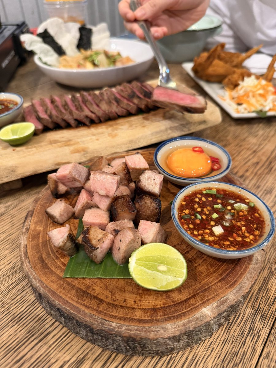 praewlovemarc's tweet photo. ยืนยันอีกเสียงว่าร้านนี้อร่อยจริง จิ้นทอดน้ำปลาเคี่ยว+น้ำพริกหนุ่ม ที่เพื่อนคนเชียงใหม่คอนเฟิร์มว่าเหมือนกินอยู่เชียงใหม่เลย เป็นหมูสามชั้นเคี่ยวน้ำปลาฉ่ำเข้าเนื้อ กินคู่กับน้ำพริกหนุ่มย่างหอมๆ+ไข่ต้มยางมะตูมเยิ้มๆคือฟรินมากกก ลิ้นวัวย่างก็อร่อยสุดๆ นุ่มมากก ไม่เหนียวเลย จุ่มไข่ดิบคือโคตรนัวว ตำหลวงพระบางก็แซ่บ จัดจ้าน อยากกินซ้ำอีกแย้ว