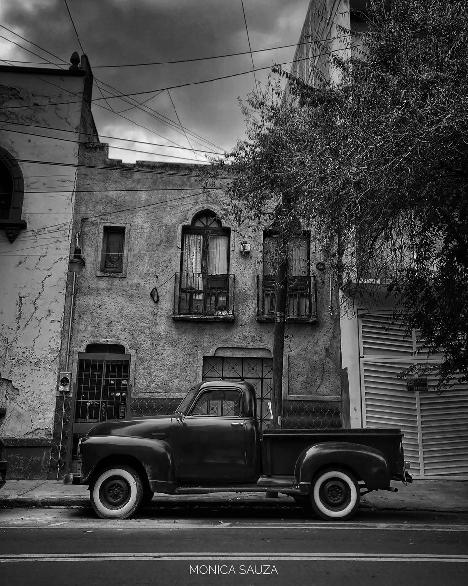 mosave_87's tweet photo. Lo mejor
es no pensarlo mucho:
seguir andando,
tomar café, enamorarse,
ver la lluvia.
Karmelo C. Iribarren
📷 IG: monicasauza
#cdmx #santamarialaribera #bnwphotography #streetphotography #oldcar https://t.co/ooIYOKIs9l