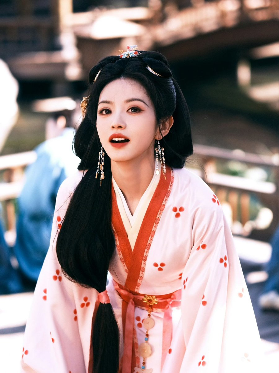 luvutianxiwei's tweet photo. 𝘃𝘃.𝘁𝗶𝗮𝗻 #TianXiwei : Instagram update to promote her new drama 🎭 

🎵 袁娅维 • 寸寸 https://t.co/B8bYqM9ayO