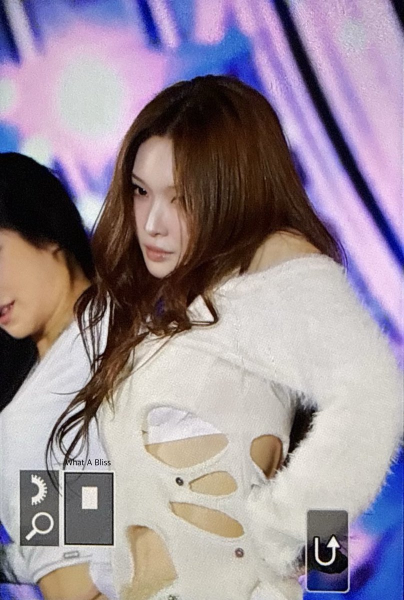 WhatABliss29's tweet photo. 261017 LG드림페스티벌 #청하 #chungha https://t.co/zmh0QG55lG