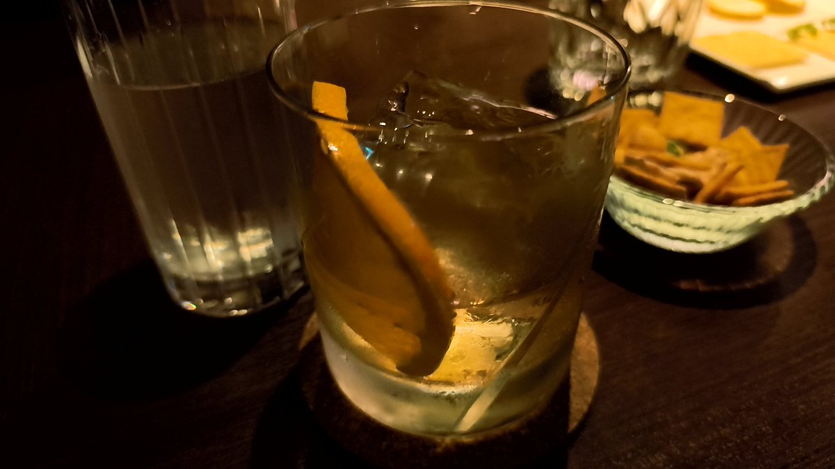 srn_1703's tweet photo. 飲酒に詳しくないが酒は飲める友達をバーに連れ込んでイキっていた　夫の愚痴を言い合い、なんで男ってよくわかんねえショート動画見るんだ⁉️⁉️⁉️で決着した　なんでよくわかんねえショート動画見るんすか？？？？ https://t.co/ZoYrH3RDN9