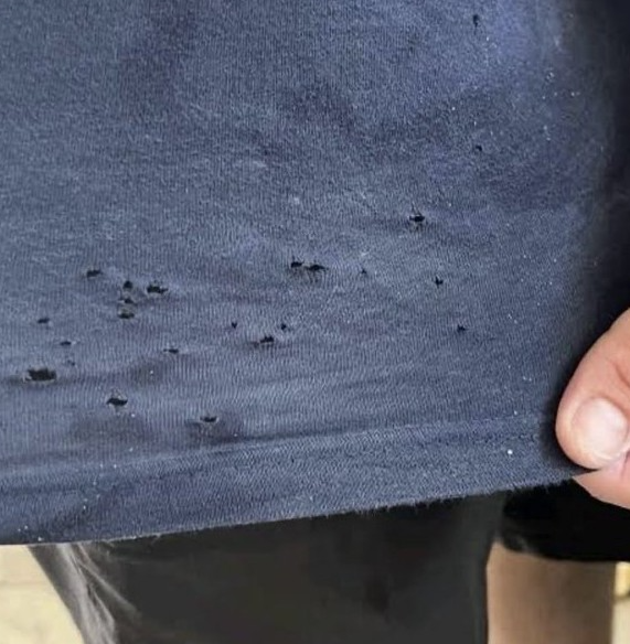 Arpatsa25745577's tweet photo. 兄貴のTシャツ、前だけ小さい穴だらけになってて
最初は虫食いかと思って普通に流してた

でも原因知ったら
自分の服も全部確認したくなった、、、

これ気づかないうちになるやつ？ https://t.co/TM7OOUosSi