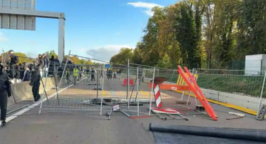 AlertesInfos's tweet photo. 🇫🇷 ALERTE - L’autoroute A344 est BLOQUÉE à Reims par 500 à 800 manifestants. (via @HugoCouturier) https://t.co/17BnlFVv4p