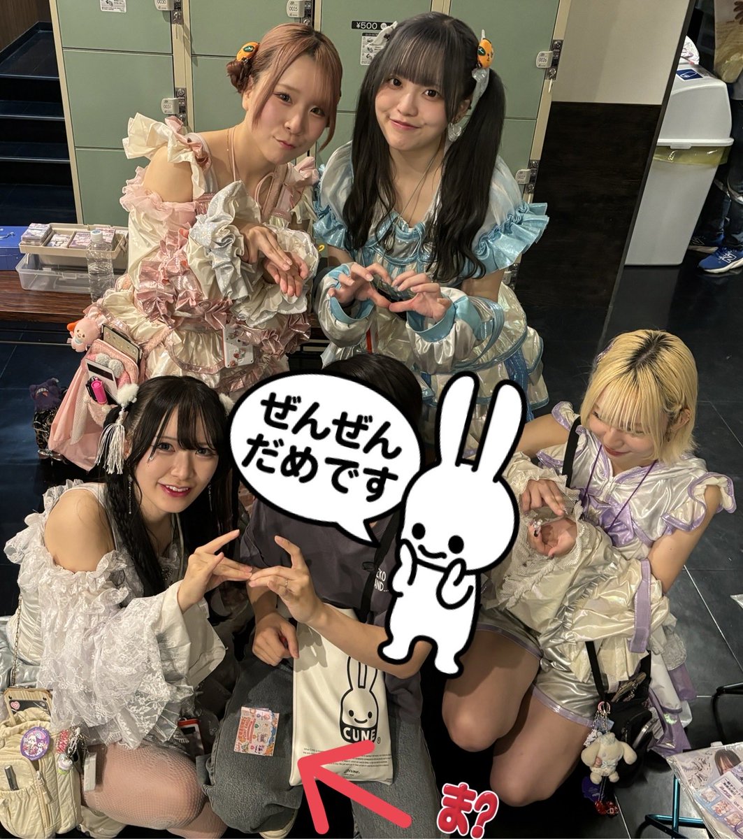 ngitoro_pudding's tweet photo. 予定外の囲み写メにｷｮﾄﾞｯて膝にスタンプカード置くのやめれる？ #Nody https://t.co/J0V9KUYZNz