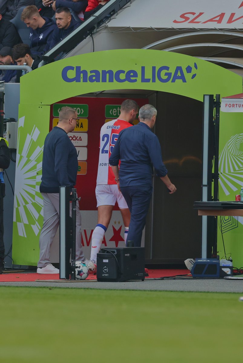 slaviaofficial's tweet photo. 🛑 Po vyloučení Tomáše Chorého budeme dohrávat v deseti

#skshkr https://t.co/PlaNHj7rIu