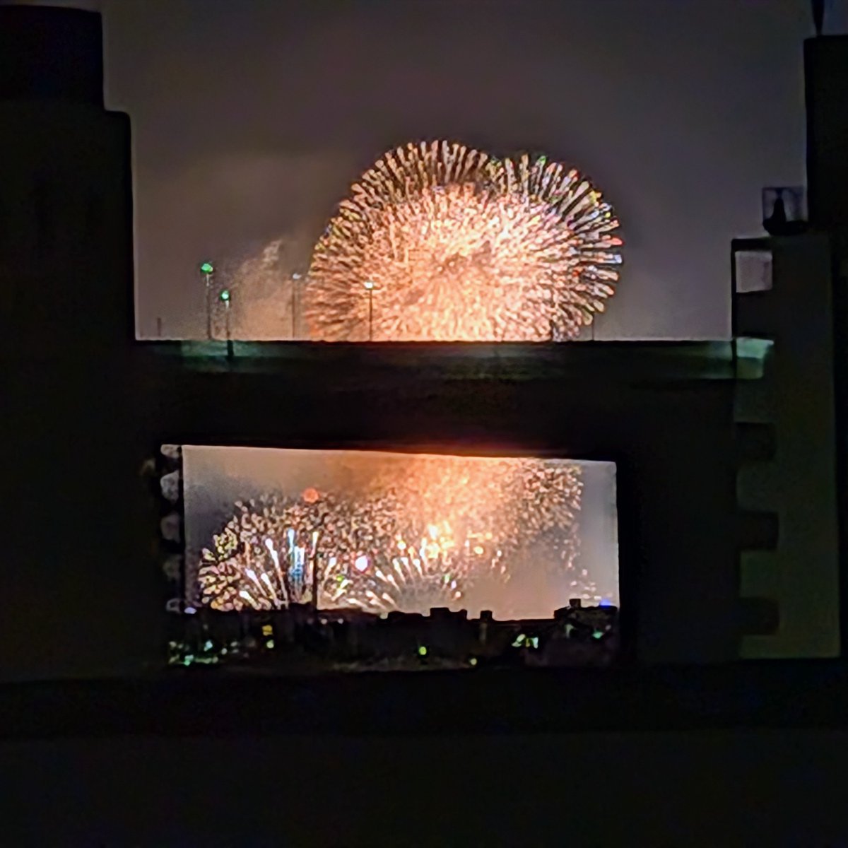 snm_mmkn's tweet photo. 寒くて空気澄んでたかな
(写真のセンスは置いといて)
今年も綺麗な花火🎆 https://t.co/F1CHNECyln