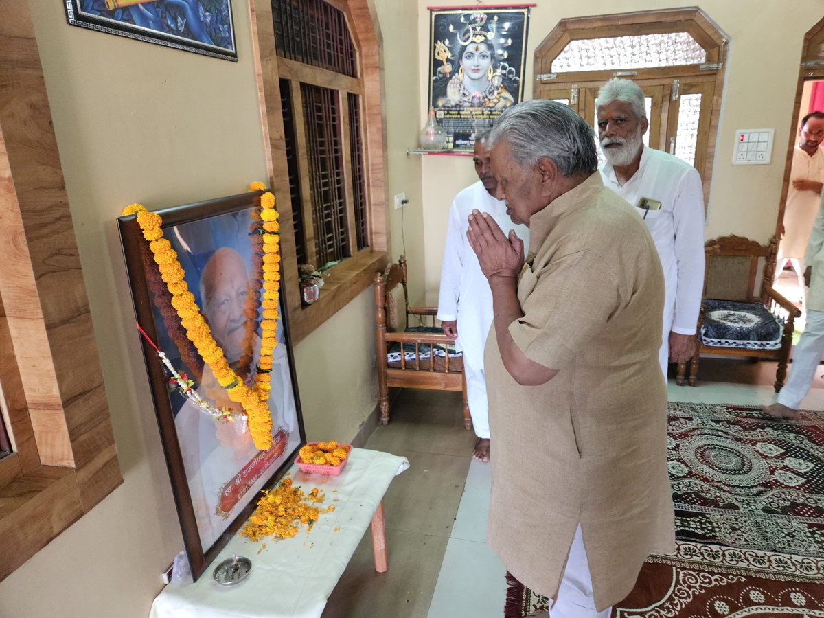 jaindevendrabjp's tweet photo. 🙏🌹 शोक संवेदना एवं श्रद्धांजलि 🌹🙏

आज खोड़ पहुंचकर नगर सेठ स्वर्गीय श्री रामगोपाल बरसैया जी,  के निधन पर उनके निवास पर पहुंचकर शोक संवेदनाएं व्यक्त कीं एवं दिवंगत आत्मा को श्रद्धासुमन अर्पित किए। 🙏🌹

ईश्वर दिवंगत आत्मा को अपने श्रीचरणों में स्थान प्रदान करें एवं शोकाकुल परिवार को इस अपार दुःख को सहन करने की शक्ति प्रदान करें। ॐ शांति।