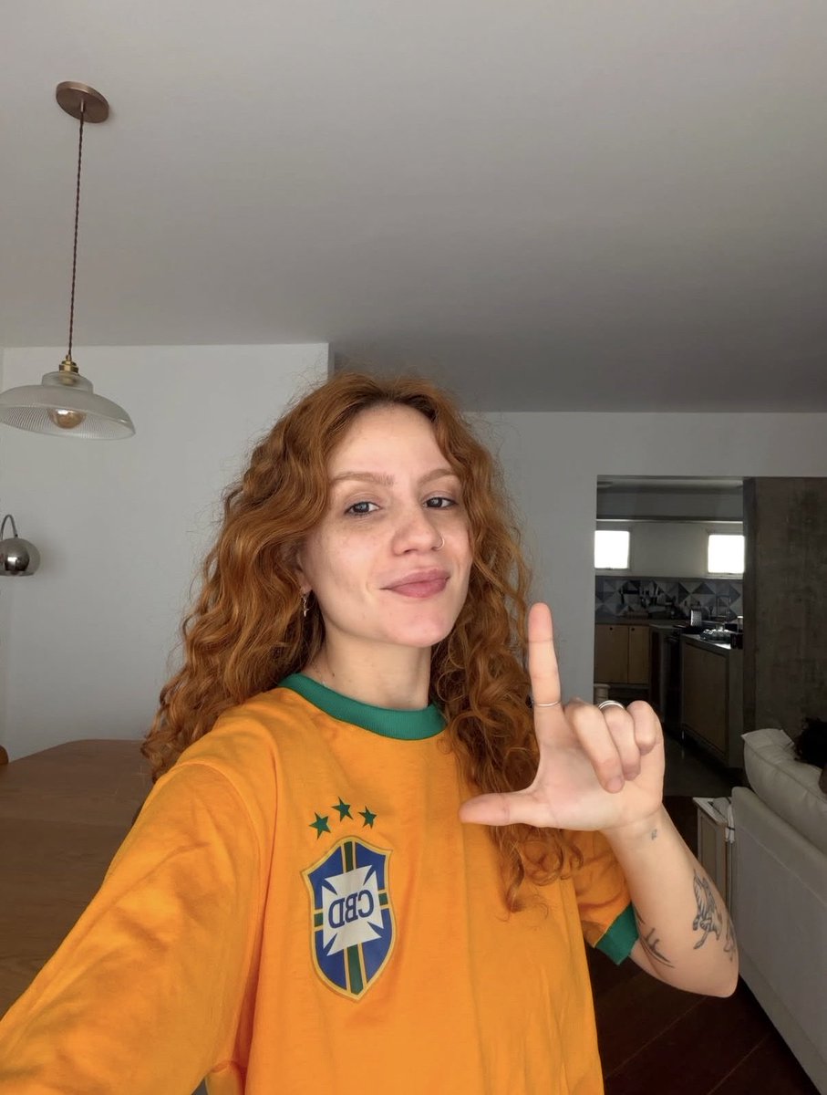 carolbiazin's tweet photo. dia 25 é 13, é dia de votar por você, pelo outro e pela liberdade do NOSSO país! ⭐️❤️ https://t.co/jy5PzaBmPs