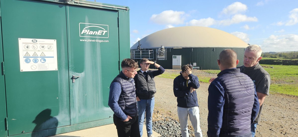 NETouraine's tweet photo. 🚜 Ce matin, Nouvelle Énergie Touraine visitait le GAEC Varenne-Épine à Champigny-sur-Veude : élevage, traite robotisée, méthanisation, séchage des fourrages.

Une agriculture qui investit, innove et gagne en autonomie. 

Le monde agricole avec @davidlisnard ! 🌾 https://t.co/R7AA7LhRMj