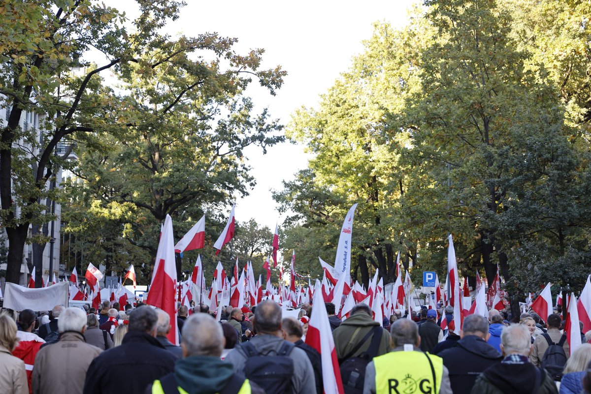 RBakiewicz's tweet photo. Dziękujemy tysiącom patriotów, którzy byli dziś z nami pod Trybunałem Konstytucyjnym. Wasza obecność daje ogromną siłę.
Dyktaturę obalimy, Trybunał obronimy! 🇵🇱 https://t.co/QIekvSEbIQ