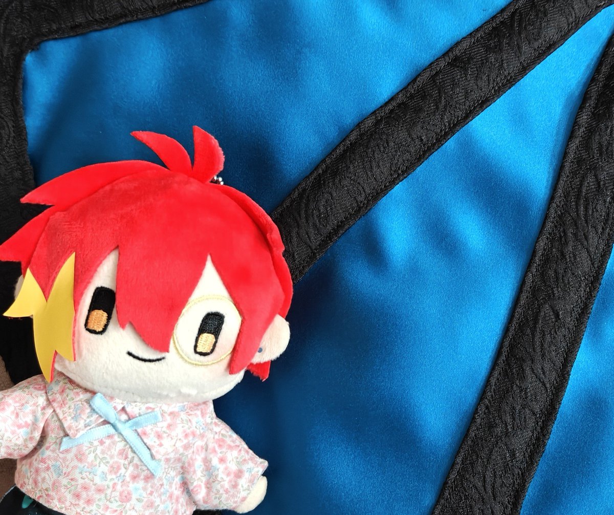 hisaki_make's tweet photo. あんまり見えなくなるところなのに手間かかるし、使ったことない生地にしたせいで扱いが難しくて時間がかかるー…。細部はまたあとで調整。

でも、高いけど（汗）気に入った生地買ったから、やってて楽しい。 https://t.co/5iJXMSZ705