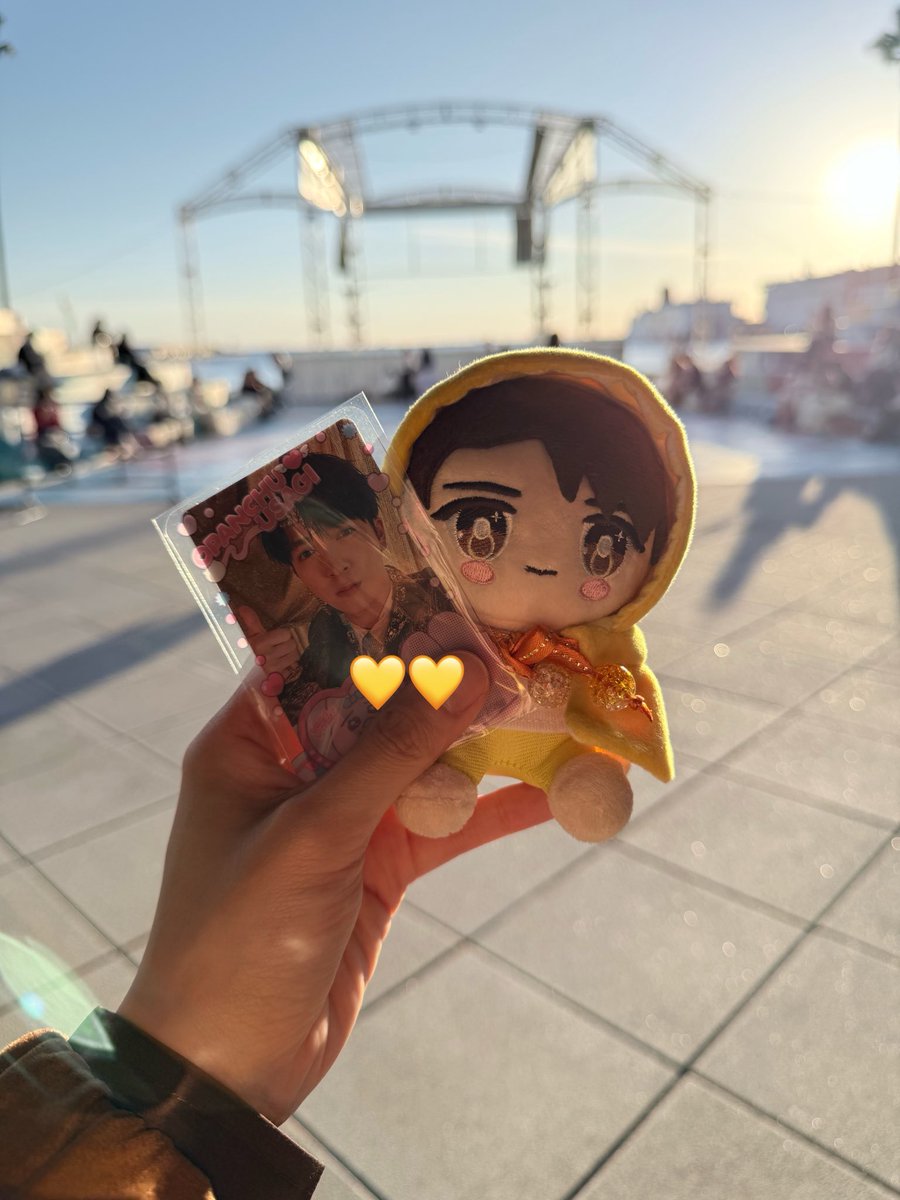 happy__YJSN's tweet photo. 無事推しとの一年ぶりのツーショ撮れました♡
反応全部可愛くて、喋ったらあかんのに声出そうになったけど我慢しましたほんと罪な男です😩🤘🏻
リリイベでよく行ってたからそこにツーショでまた来れたのが嬉しくてﾊﾟｼｬﾘ📸 https://t.co/nzCilAWCFw