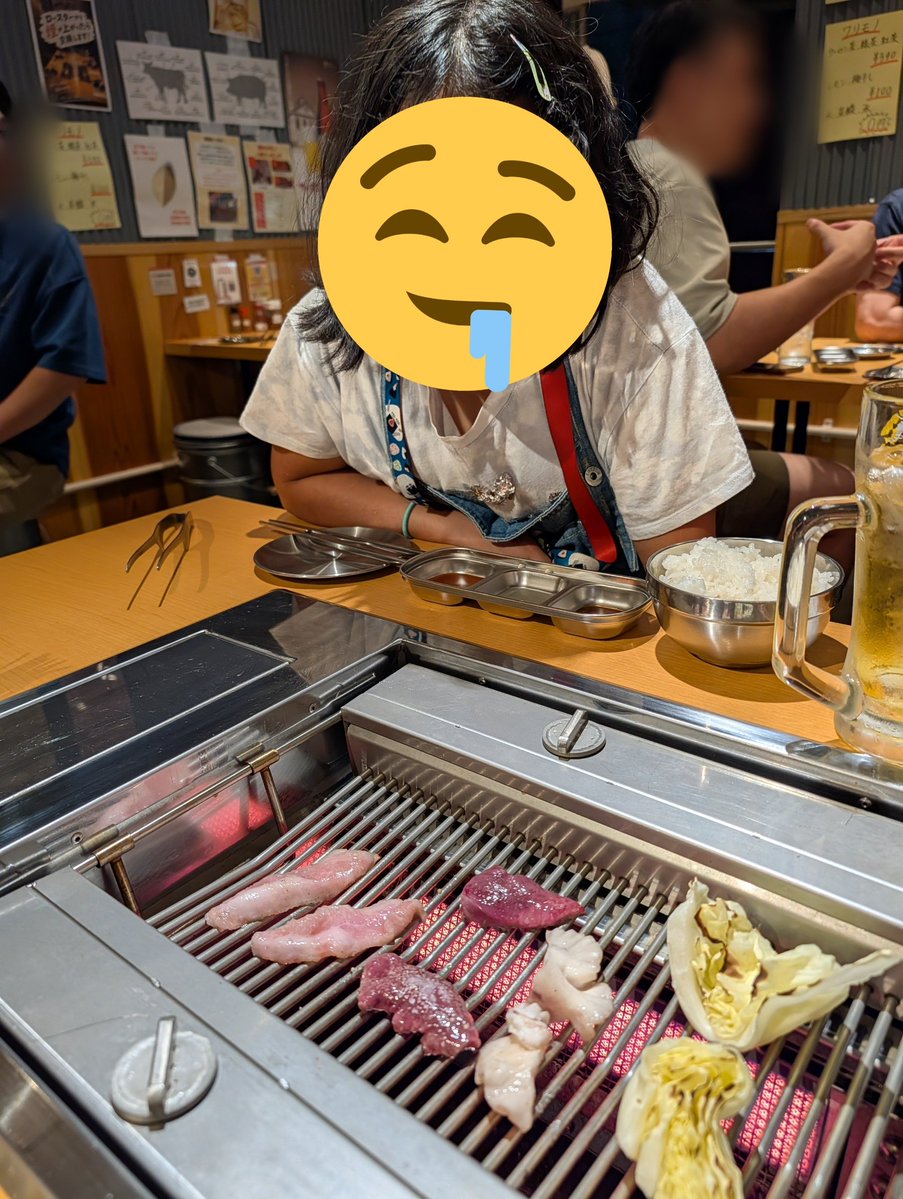 daisuka3's tweet photo. 六角橋商店街 ヤミ市で井上園子＠食品館あおば裏駐車場
ちょい早めに出てきてリハーサルかな、と思ったら一曲やり通してからそのまま喋ることもなくぬるっと始めて２曲程。その後もMC殆ど無しで曲に全力な感じでした。潔くて良かった。
その後、商店街をうろうろしたりホルモン食べたりで最高でした。 https://t.co/WuTFldVDGk