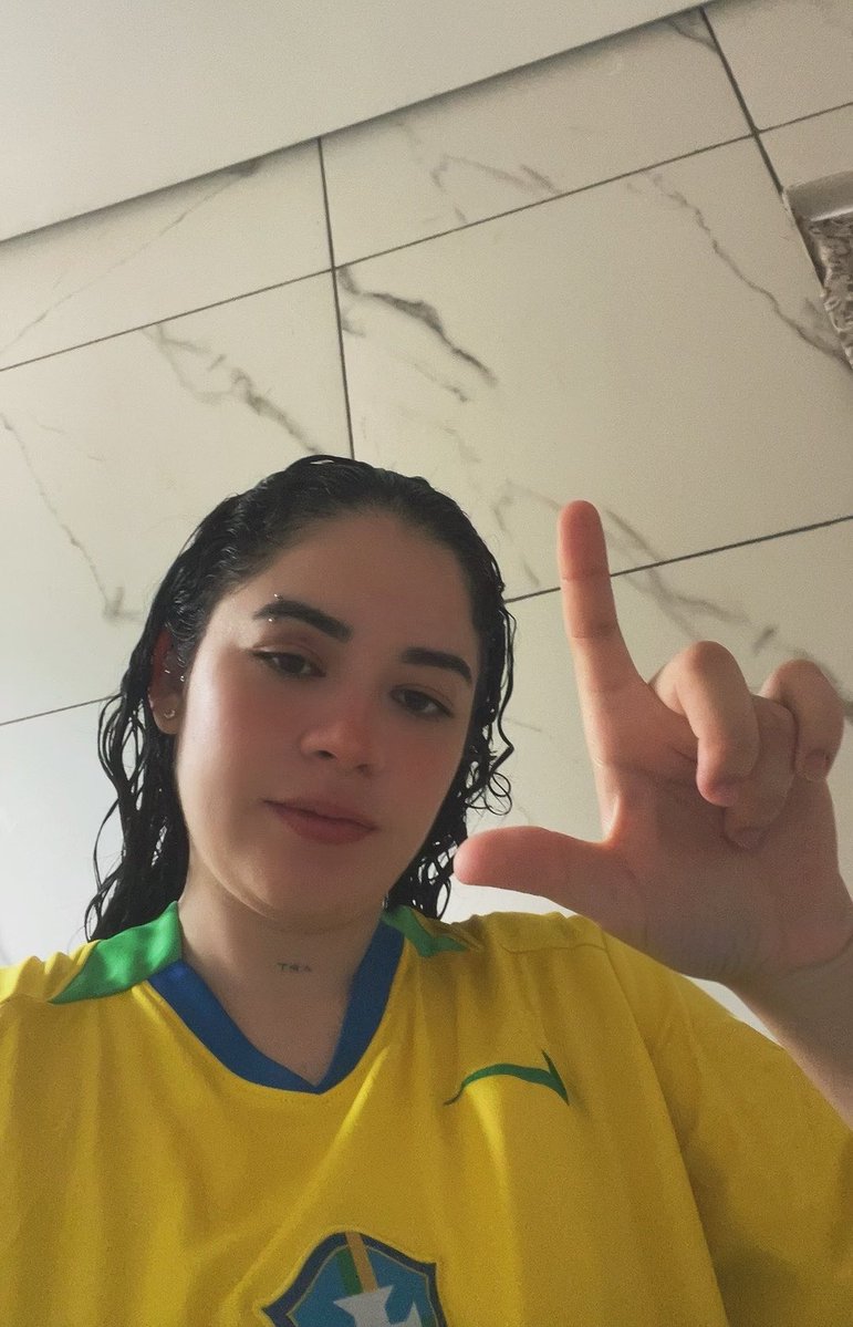 hawkbisp's tweet photo. central cris zoeira com o lula

#OVerdeAmareloENosso https://t.co/KeY5ERzGge