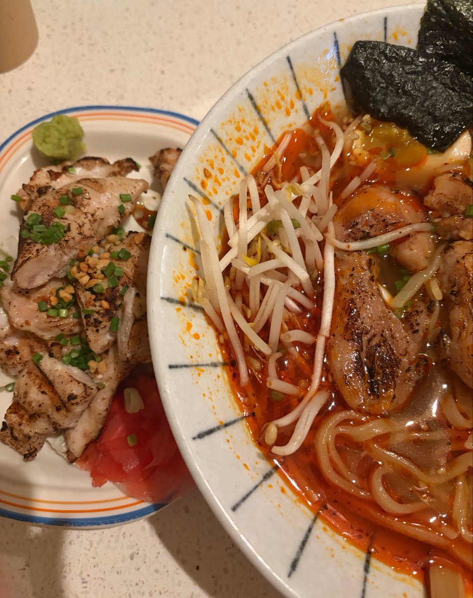 kinnakio's tweet photo. 📍홍대 일체마부시
3번 또간집!! 안심구이랑 라멘 사이 ㅈㄴ 좋아
와사비 덕분에 물리지 않구 먹을 수 있음
메뉴가 많은데 올 때마다 카라쇼유라멘 먹고 싶어서 이것만 먹음 그냥 쇼유라멘도 맛있음!! 라멘에 직화 닭고기 올라가 있음 이거 인생이야… 다른 메뉴도 다 먹어 보고 싶음 혼밥 좌석 많음 https://t.co/v8OGS7Ta7C