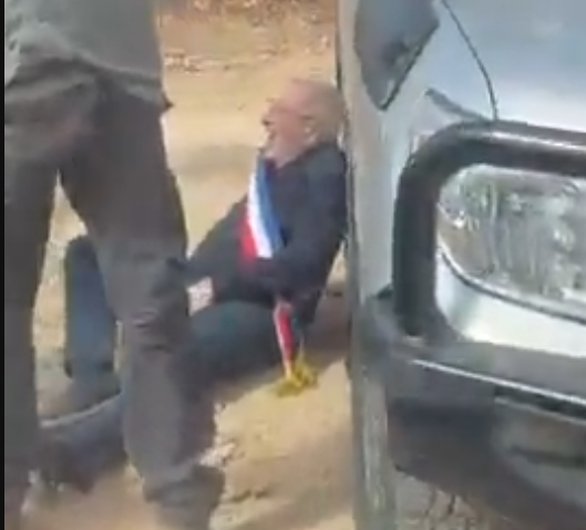 ngoloshabazz's tweet photo. Cisjordanie : Un maire PCF Bernard Baudoux, sauvagement agressé par des colons masqués à coups de pierre dans un village chrétien palestinien Taybeh.

Rappelons que le maire est aussi un représentant de l'état, c'est donc une agression contre la France.

#Manifestationdu17 https://t.co/Ce14GArsss