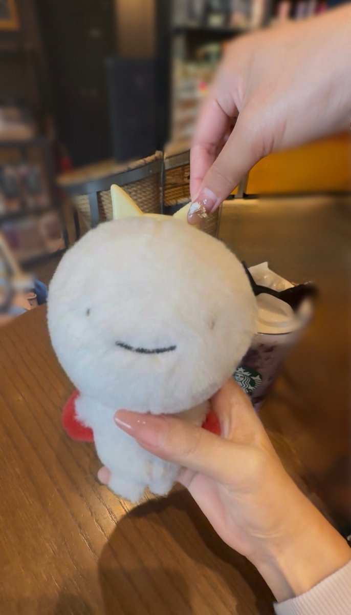 uyunhak's tweet photo. 私事ですが、本日1つ歳をとりました〜
自分から行くのほんと下手なのにみんなと仲良くしたい人間なので🥹ffさん絡んだことある方もない方もぜひこれからもよろしくお願いします🙇🙇

一応スタバの流行ってるやつ行きました
可愛いと思ってやってみたんですけど笑笑うんあぎ丸いねほんと https://t.co/ASfLjmdguy