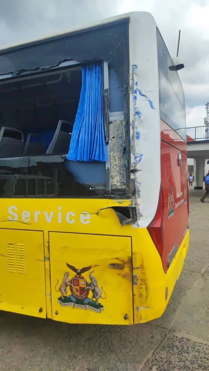 myabiadaily's tweet photo. JUST IN: A Dangote truck has been arrested in Abia after crashing into and damaging an Abia Green Shuttle bus. 

Thankfully, no lives were lost. 😞 https://t.co/2gnbEZMYSF