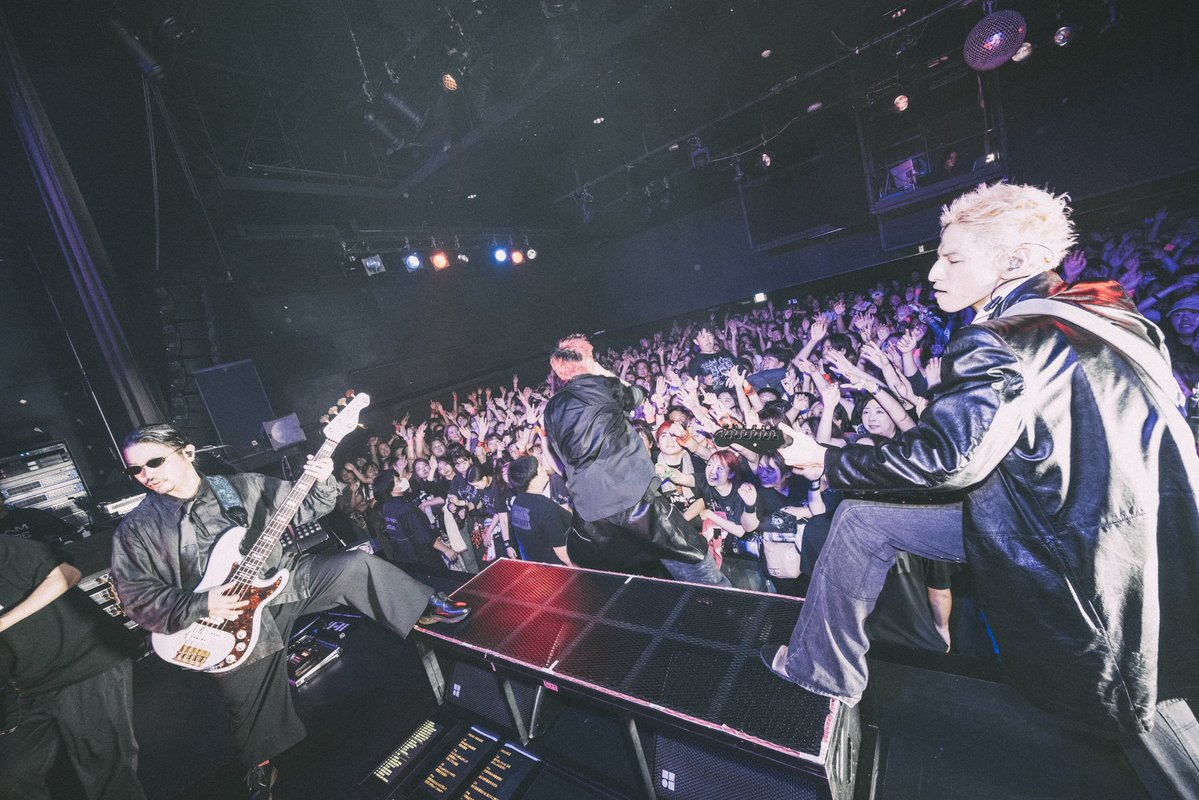 iamnovelcore's tweet photo. BLACK TiE TOUR 2026 
東京公演 at SHIBUYA WWW X -DAY 2-
⁡
muqueとの対バンを経て迎えた東京公演、DAY 2！
ソールドアウト、満員御礼！ありがとうね😭
⁡
いやぁ…本当に1秒1秒、全場面が名シーン。美しかった。瞬きを忘れるくらい、目の前に広がる景色に、OUTERの表情に、バンドメンバーのプレイに、息を呑みながらライブした2時間だったよ。みんな、本当にありがとう😭
⁡
BMSGからのデビュー6周年。そして、OUTER命名5周年というめでたい日に、こうしてパンパンのライブハウスで仲間達とデカい音を鳴らして、日頃の悩みや不安が全て馬鹿らしく思えてしまうくらい、全員ではっちゃけられたこと、本当に幸せに思います。
⁡
正直、まだ世に出ていないものも含めて、同時進行しているプロジェクトがあまりにも多くて、10月に入ってからは特にレコーディングやらリハやらライブやらで歌いっぱなしの毎日を送っていたし、体も頭もずっとフル回転だからだいぶガタがきていて、当日会場入りするまではだいぶピリピリしていた部分もあったんだけど、やっぱり長年苦楽を共にしてきた仲間達（OUTERも含め、だよ！）との時間は特別だ。
この時間が、何気ないやり取りが、俺にとっては何よりのケアになる。
⁡
ベースの後藤くん（ゴッツ）（ゴッツって呼び名を定着させるために毎回括弧をつけている俺がかわいい）のジョインにより、より骨太に、重心が低くなったバンドサウンドとライブパフォーマンス。
これを2時間のワンマンショーでちゃんと魅せる、というのは、前日の対バンの50分セットとは訳が違う。
⁡
リハからだいぶ神経を使ったし、今回のツアーは、だいぶ懐かしい曲達もリアレンジしてセットリストに組み込んだから、みんなの反応がただただ楽しみで、ただただ心配で（笑）
⁡
でも、本番が始まる前から、あぁ…全部杞憂だったな…（笑）と感じられたのは、開演前からリフトして盛り上がっているフロアを楽屋のモニター越しに見たからかな（笑）全員元気（笑）
⁡
ステージに出ていってからは一瞬。
気付いたら汗だくで、やり切った俺達がいたよ。
それくらい、魂でぶつかり合えたんだなって。
⁡
てかさ、セットリスト、過去最高なのでは？
⁡
まだ始まったところだからね。
あえて内容には触れないけど、凄いツアーだよ、これは。
⁡
一つ言えるとすれば、某曲のコール＆レスポンスパート中に、何故か永遠に人が転がってくるのが本当に意味不明で面白すぎた。あれはハイライトです（笑）
どこで転がってんだよ（笑）
⁡
俺らは必死にみんなの遊び場を守るんで、共にフロアを作る周りのOUTER達やスタッフさん達と感謝を伝え合いながら、まずは日本一あったかいピースなシーンを作っていこうぜ！
⁡
本当に、みんなに夢を見せてもらっているよ。
絶対にいける。これはいける。
⁡
やっちまおうぜ。
⁡
"BLACK TiE TOUR 2026"
これにて正式に開幕です。

See more photos on Instagram.
https://t.co/RwyY5arYQ3

Photo: @SatoshiHata 
⁡
#BLACKTiE_TOUR2026