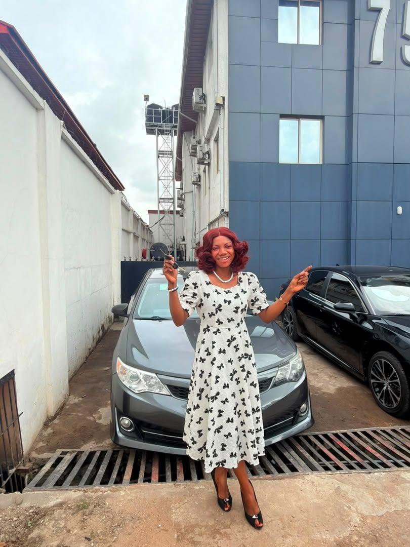 baddest_cash's tweet photo. Dear employers, when last did you celebrate the staff who stayed when business wasn't rosy? 👀 Checkoff Finance just rewarded its longest-serving employee, Glory, with a new car after 8 years of service. https://t.co/8OrI8HEip8