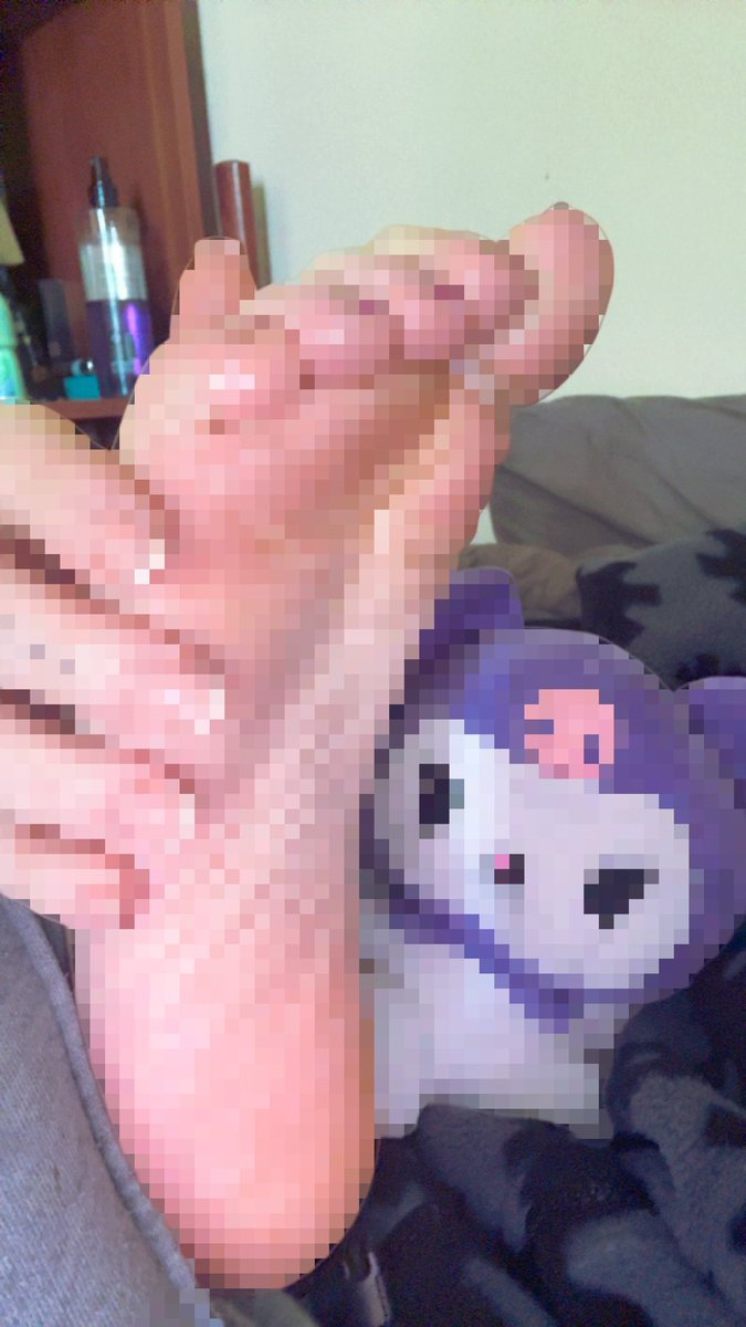 Cry4Dolly's tweet photo. i’m bored who wants to see unpixled version &amp; videos of my soft oiled up soles 👣👣💸

#findom #findomme #prettyfeet #feet #worship https://t.co/ayjgxs8MBu