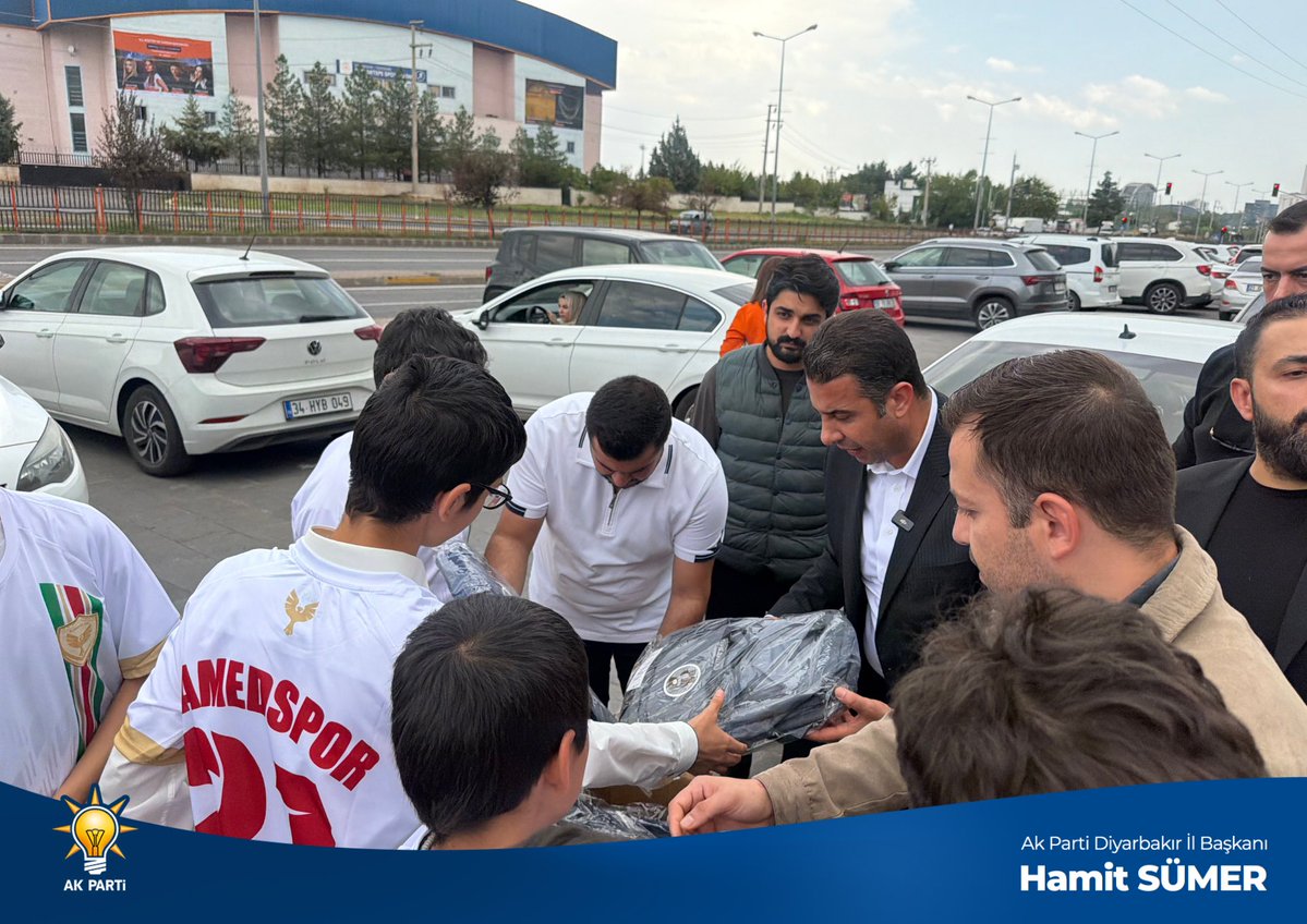 HamitSumer21's tweet photo. Bugün çocuklarımızla Amedspor’un coşkusunu yürekten paylaştık. 💚❤️

Gözlerindeki ışıltı ve yüzlerindeki tebessüm, bu sevincin en güzel yansımasıydı. Çocuklarımızın mutluluğu ve umutları için her zaman yanlarında olmaya devam edeceğiz.

#AKParti #Diyarbakır #HamitSümer #AKPartiDiyarbakır #AmedSpor

@abuyukgumus 
@hakanaksu058 
@AvukatErsanAksu 
@akgmteskilat 
@akpartidbakir