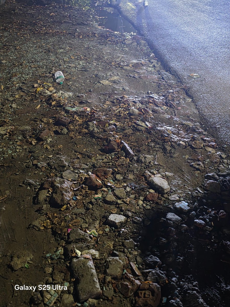 SatendraDeshmu1's tweet photo. @OfficialGMDA Sector 56, Sushant lok 2 main road condition and edges pls look.

Pls reduce lower elevation by completely removing tar layers and restore road to original elevation 

@OfficialGMDA @MunCorpGurugram @cmohry  @nayab https://t.co/dQxmcQhZCa