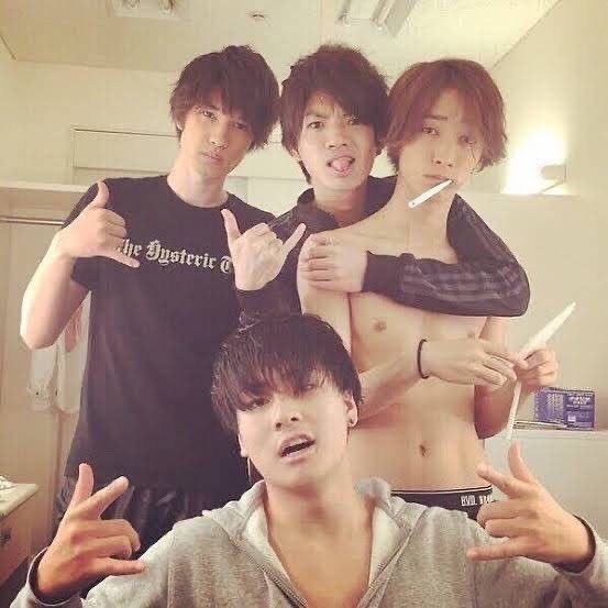 dyq_4m's tweet photo. 意地でもアロハしないしんたろくん🤙
めちゃくちゃアロハするじぇち🤙 https://t.co/W02BH1s1kP
