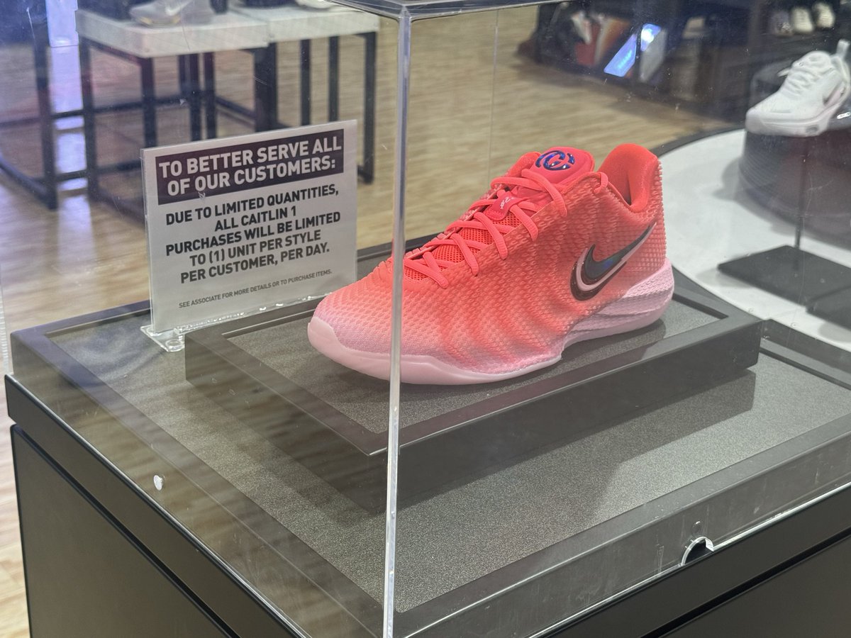 SocietyGolfHist's tweet photo. The Caitlin Clark shoes are the only shoes in a protective case at Dick’s Sporting Goods in Jacksonville, FL. 

Congrats CC! 

@CaitlinClark22 
@DICKS 
@nikestore https://t.co/0VG4patBSE